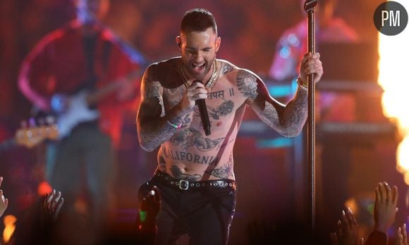 Adam Levine torse nu sur la scène du Super Bowl 2019