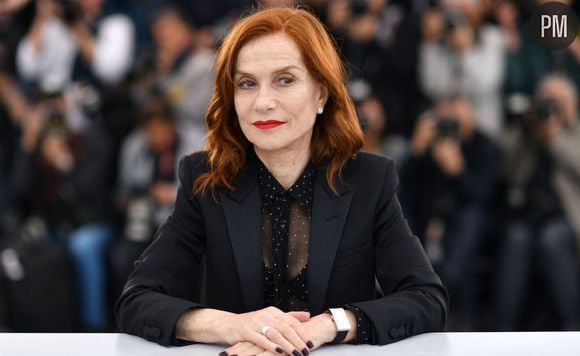 Isabelle Huppert chante, chante, chante ce refrain qui lui plaît