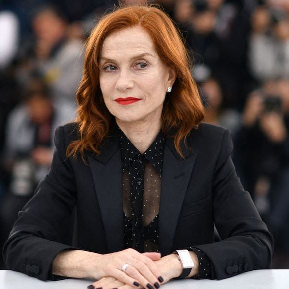 Isabelle Huppert chante, chante, chante ce refrain qui lui plaît