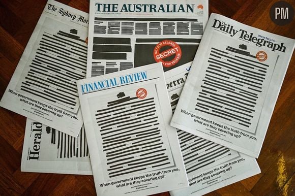 Les médias australiens recouverts d'encre noir.