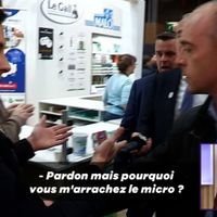 Agacé par une question, le ministre de l'Agriculture arrache le micro d'un journaliste de "C à vous"