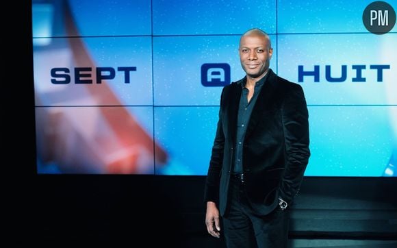 Harry Roselmack sur le plateau de "Sept à huit"