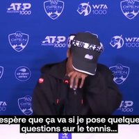 Perturbée par une question, la joueuse de tennis Naomi Osaka fond en larmes en pleine conférence de presse