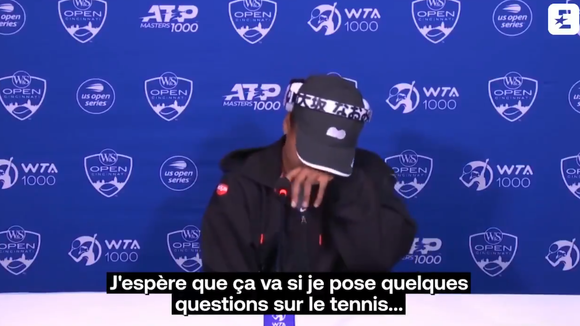 Perturbée par une question, la joueuse de tennis Naomi Osaka fond en larmes en pleine conférence de presse