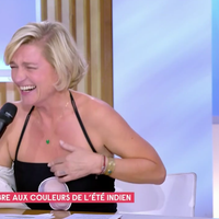 "C à vous" : Anne-Elisabeth Lemoine perd un pari et termine en maillot de bain