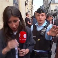 "Quotidien" : La reporter Sophie Dupont rembarrée en direct par un gendarme devant Matignon