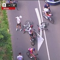 Cyclisme : Un hélicoptère de télévision provoque une énorme chute lors des Boucles de Mayenne