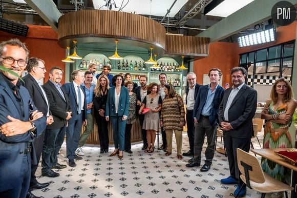 Rima Abdul Malak, ministre de la Culture, a inauguré le futur bar du Mistral en présence de la direction de TF1, nouveau diffuseur du feuilleton, d'élus locaux et de comédiens le mercredi 11 octobre 2023.