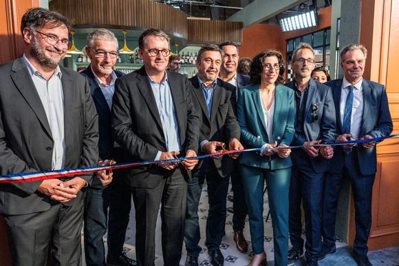 Rima Abdul Malak, ministre de la Culture, a inauguré le futur bar du Mistral en présence de la direction de TF1, nouveau diffuseur du feuilleton, d'élus locaux et de comédiens le mercredi 11 octobre 2023.