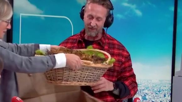 "C'est de la merde !" : Philippe Caveirvière reçoit du fumier en direct sur RTL après avoir taclé les agriculteurs dans ses chroniques