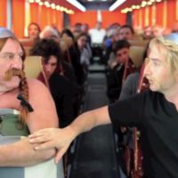 Gérard Depardieu urine dans un avion : la parodie... par Depardieu & Baer !