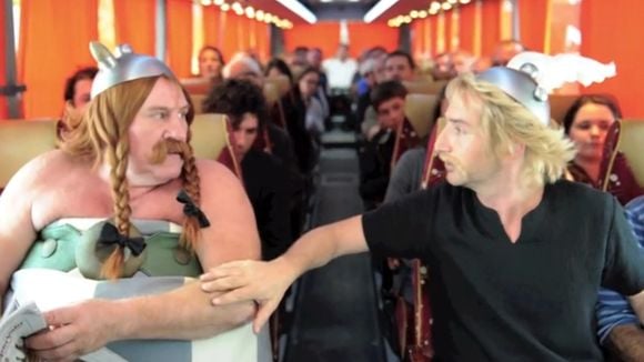 Gérard Depardieu urine dans un avion : la parodie... par Depardieu & Baer !