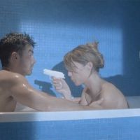 Clip : Joe Jonas prend un bain et se balade dans Paris pour "Just In Love"