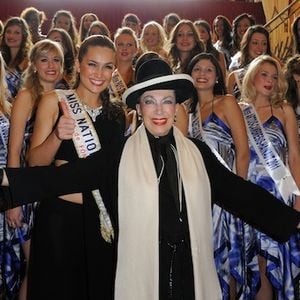 Geneviève de Fontenay et les candidates de "Miss Prestige National 2012"