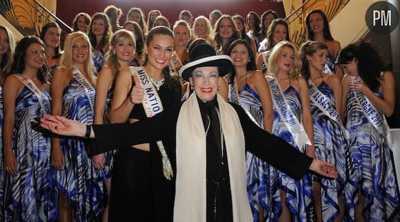 Geneviève de Fontenay et les candidates de "Miss Prestige National 2012"