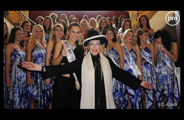 Geneviève de Fontenay et les candidates de "Miss Prestige National 2012"