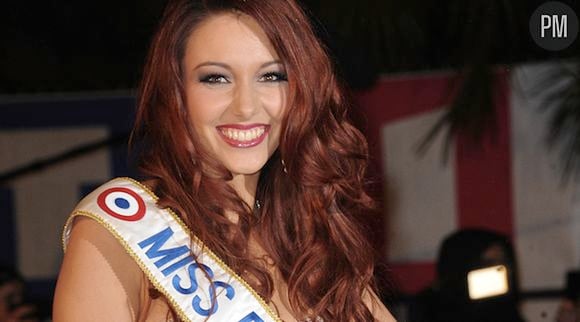 Miss France 2012, Delphine Wespiser, sur le tapis rouge des "NRJ Music Awards 2012".