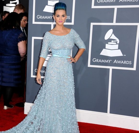 Katy Perry sur le tapis rouge des Grammy Awards 2012