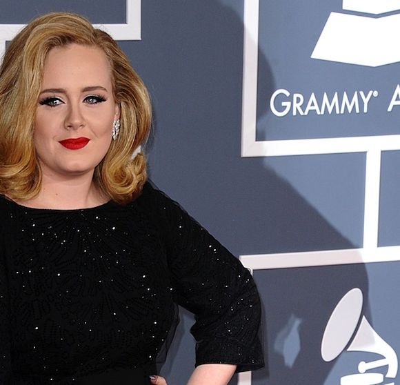 Adele sur le tapis rouge des Grammy Awards 2012