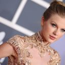 Taylor Swift sur le tapis rouge des Grammy Awards 2012