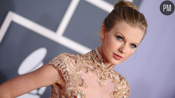 Taylor Swift sur le tapis rouge des Grammy Awards 2012