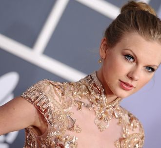 Taylor Swift sur le tapis rouge des Grammy Awards 2012