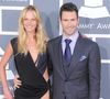 Adam Levine et sa compagne sur le tapis rouge des Grammy Awards 2012