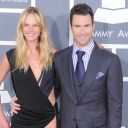 Adam Levine et sa compagne sur le tapis rouge des Grammy Awards 2012
