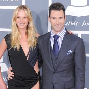 Adam Levine et sa compagne sur le tapis rouge des Grammy Awards 2012