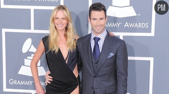 Adam Levine et sa compagne sur le tapis rouge des Grammy Awards 2012