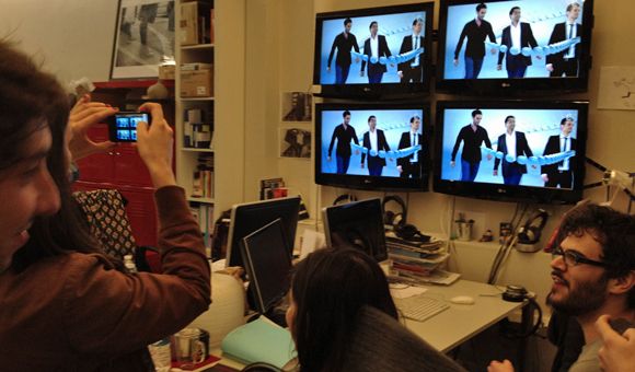 A la rédaction, quatre écrans permettent à une partie des 70 collaborateurs de suivre la 500ème en direct.