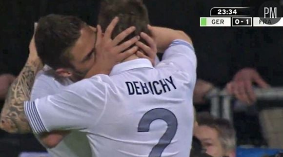 Le baiser d'Olivier Giroud à Mathieu Debuchy, le 29 février 2012.