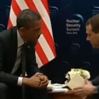 Un échange off entre Obama et Medvedev met le président américain en difficulté