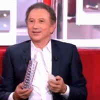 Zapping : Mathieu Madénian offre une pompe à pénis à Michel Drucker