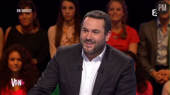 "J'ai la chance de travailler à Europe 1 avec des patrons responsables, sérieux et intelligents, ça me change de France Télévisions", a expliqué Bruce Toussaint dans "Le grand direct des médias" de Jean-Marc Morandini.