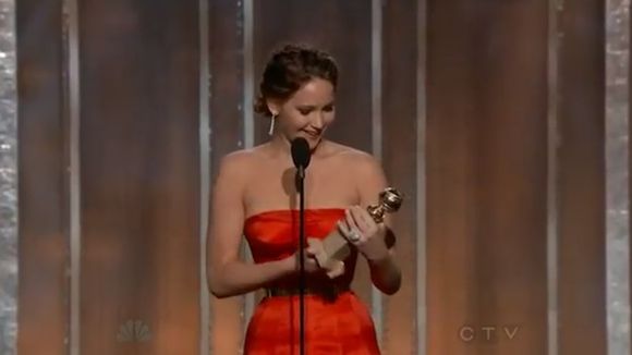 Jennifer Lawrence remporte le Golden Globe 2013 de la meilleure actrice dans une comédie