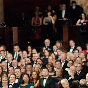 Après en avoir reçu un en 2012, c'est au tour de Jean Dujardin de remettre un Oscar.