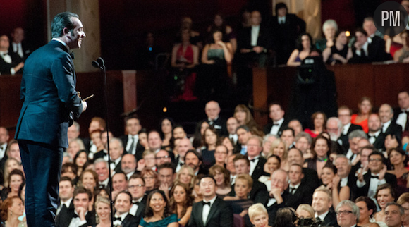 Après en avoir reçu un en 2012, c'est au tour de Jean Dujardin de remettre un Oscar.