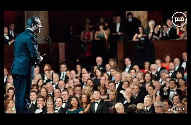 Après en avoir reçu un en 2012, c'est au tour de Jean Dujardin de remettre un Oscar.