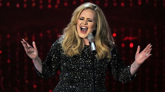 Adele interprète pour la première fois "Skyfall" aux Oscars