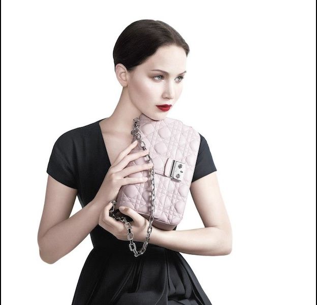 Jennifer Lawrence et son sac Miss Dior.