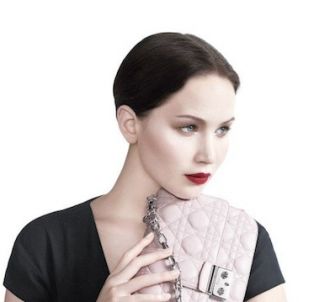Jennifer Lawrence et son sac Miss Dior.
