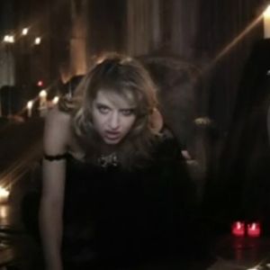 Amandine Bourgeois dans le clip de "L'enfer et moi"