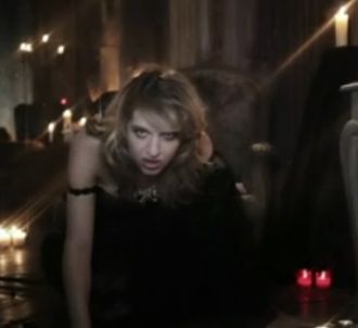 Amandine Bourgeois dans le clip de 'L'enfer et moi'