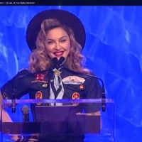 Madonna remet un prix contre l'homophobie déguisée en boy-scout