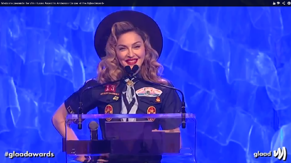 Madonna remet un prix contre l'homophobie déguisée en boy-scout