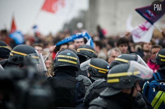 La "manif pour tous" contre le mariage gay a dégénéré, provoquant quelques débordements avec ceux qui souhaitaient rejoindre l'avenue des Champs Elysées.