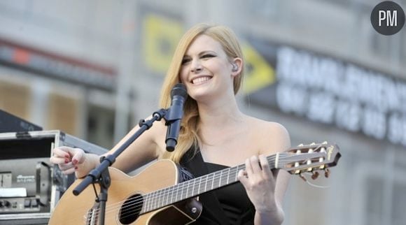 Elodie Frégé défend Jenifer contre France Gall.