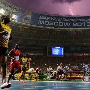 Le Jamaïcain Usain Bolt est sacré champion du monde du 100 m en 9 sec 77/100e, tandis qu'un orage s'abat sur Moscou au moment de la course, le 11 août 2013.