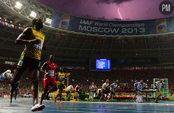 Le Jamaïcain Usain Bolt est sacré champion du monde du 100 m en 9 sec 77/100e, tandis qu'un orage s'abat sur Moscou au moment de la course, le 11 août 2013.